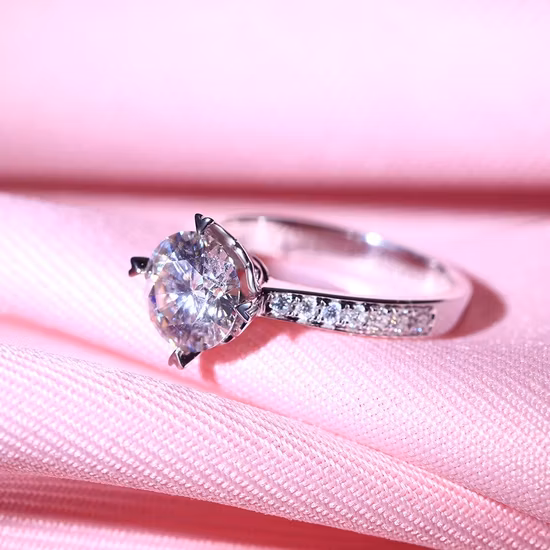 Фабрика 925 серебряных колец Обручальное кольцо Женщины D Цвет Vvs1 Муассанит Драгоценный камень Свадебные кольца с бриллиантами для производителя ювелирных изделий